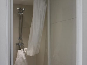 Dusj, hårføner og håndklær