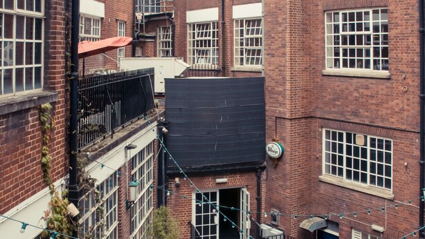 Courtyard - Rock n Bowl Hostel (Bristol)