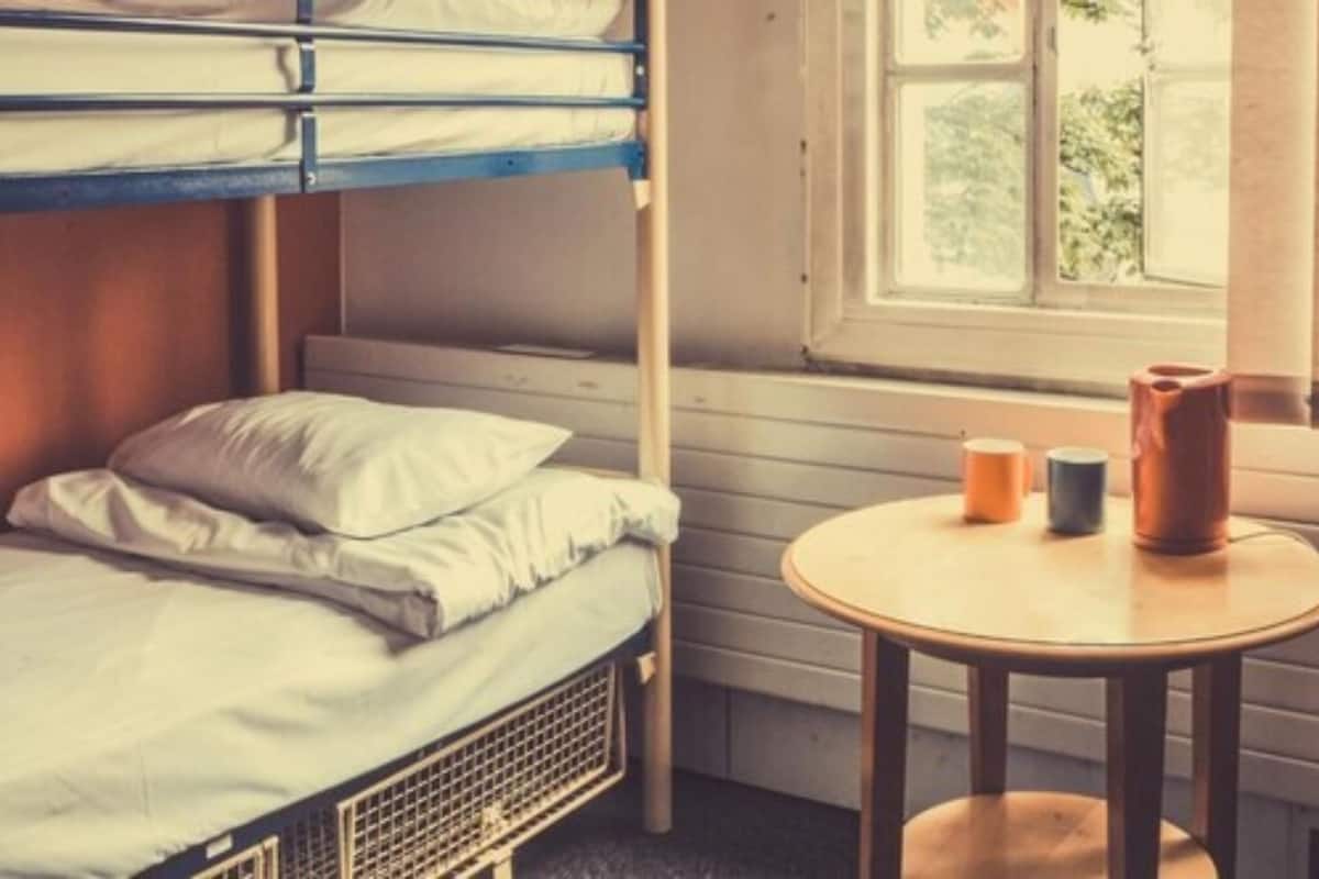 Caja de seguridad en la habitación y tabla de planchar con plancha