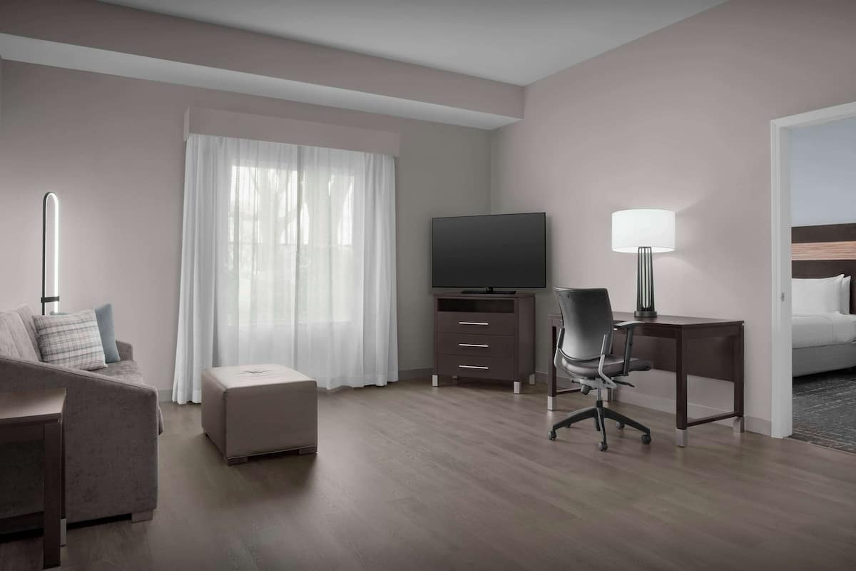Suite, akses difabel, Bebas Asap Rokok | Brankas, meja kerja, Wi-Fi gratis, dan seprai linen
