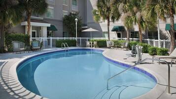 Utendørsbasseng og solsenger