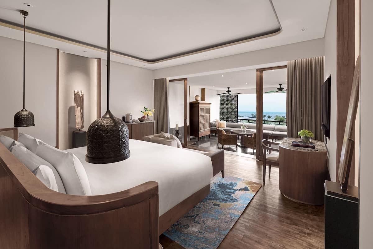 Suite – junior, 1 kingsize-seng, havutsikt | Sengetøy av topp kvalitet, safe på rommet og skrivebord