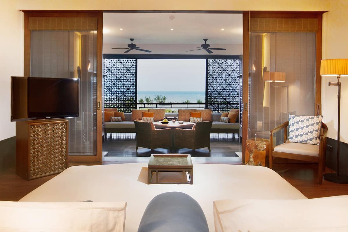 suite, 1 king bed, ocean view | 1 bedroom, premium bedding, in-room safe, desk