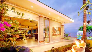 3 restoran; melayani sarapan, makan siang, dan makan malam