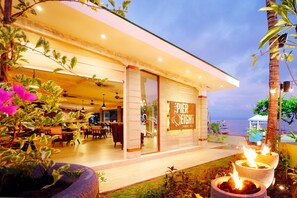 3 restoran; melayani sarapan, makan siang, dan makan malam