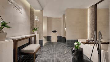 Uma casa de banho moderna com um banco, um espelho, uma pia e zona de duche.