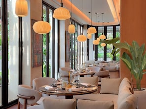 3 restaurants; s'hi serveixen esmorzars, dinars i sopars