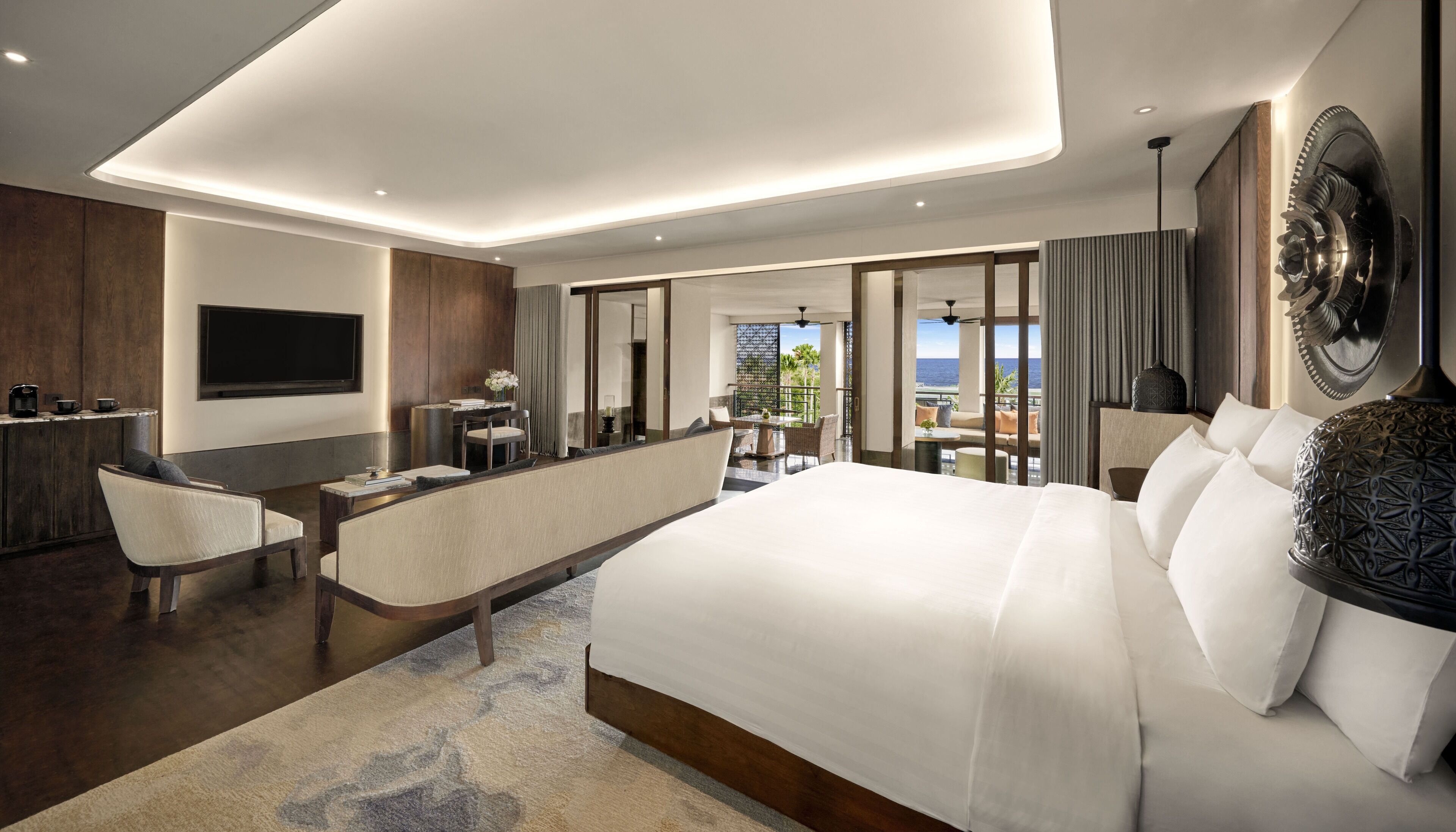 Bộ đồ giường cao cấp, két bảo mật tại phòng, bàn 