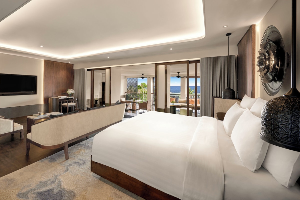 Premium bedding, in-room safe, desk, laptop workspace