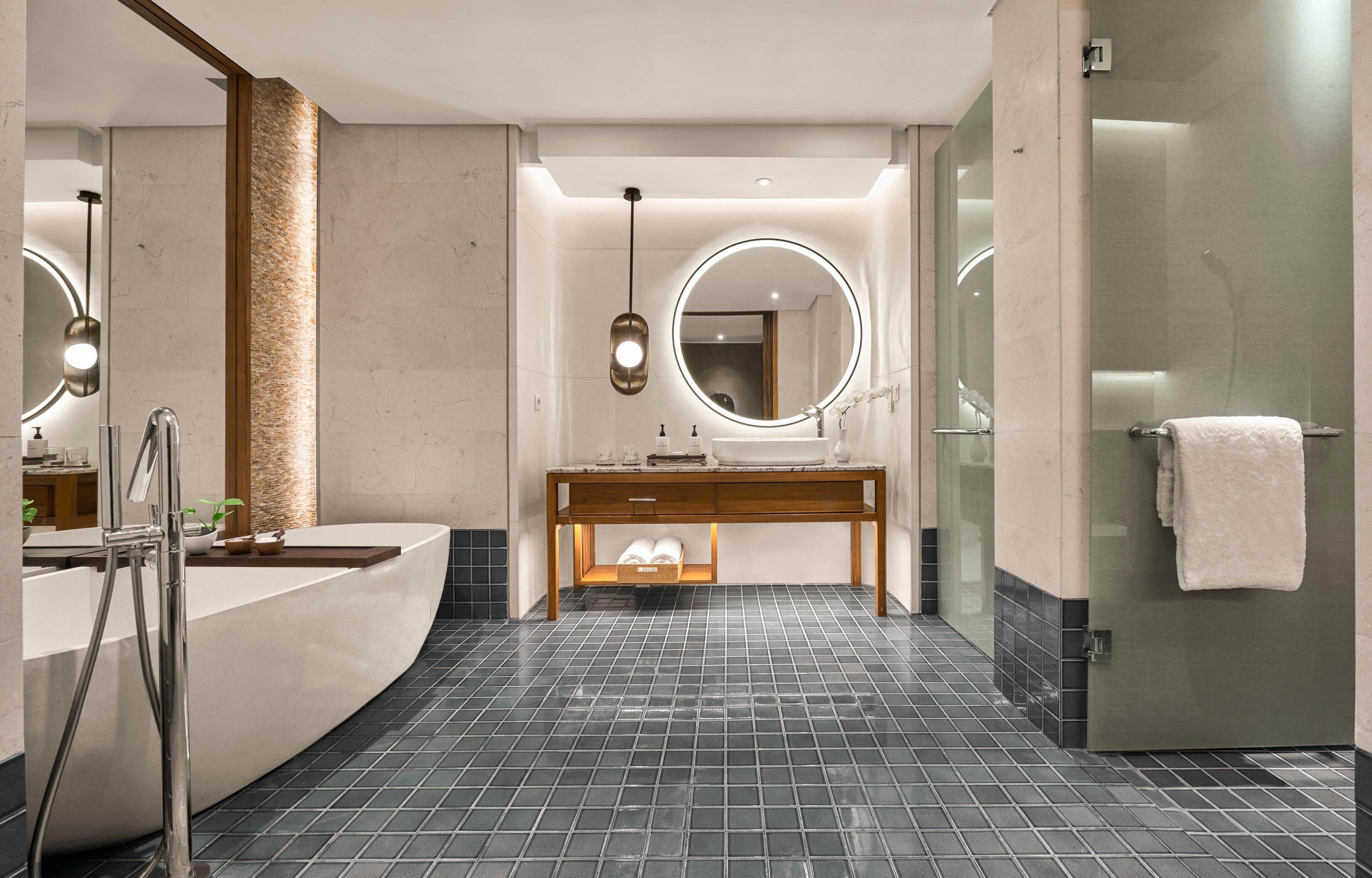 Badezimmer | Badewanne und Dusche (separat), Komfortbadewanne, Regendusche