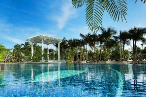 2 piscinas externas, funciona das 8h às 23h, guarda-sóis