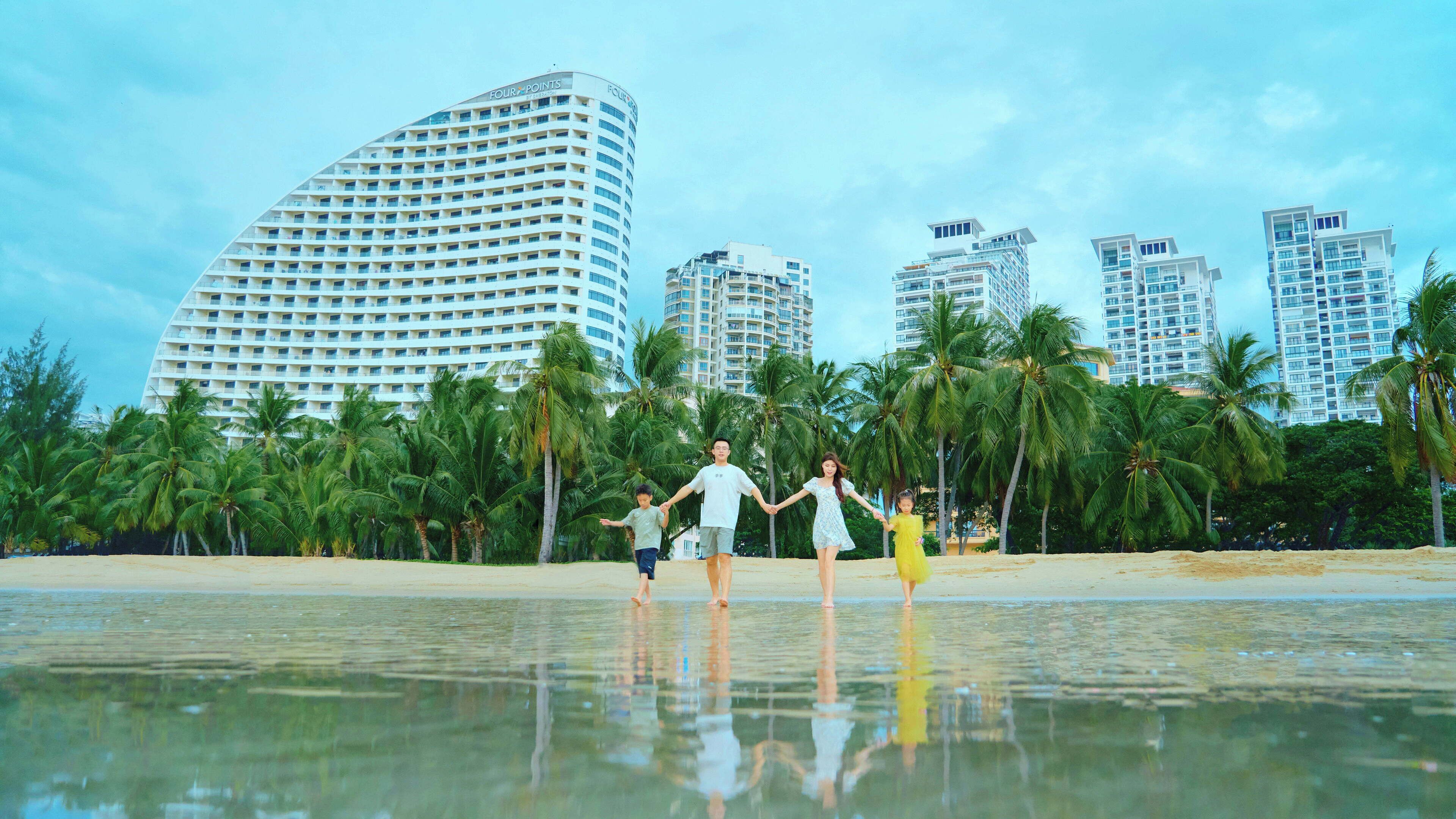 Een hotel aan het strand met een modern design, palmbomen en een helder uitzicht op de oceaan.