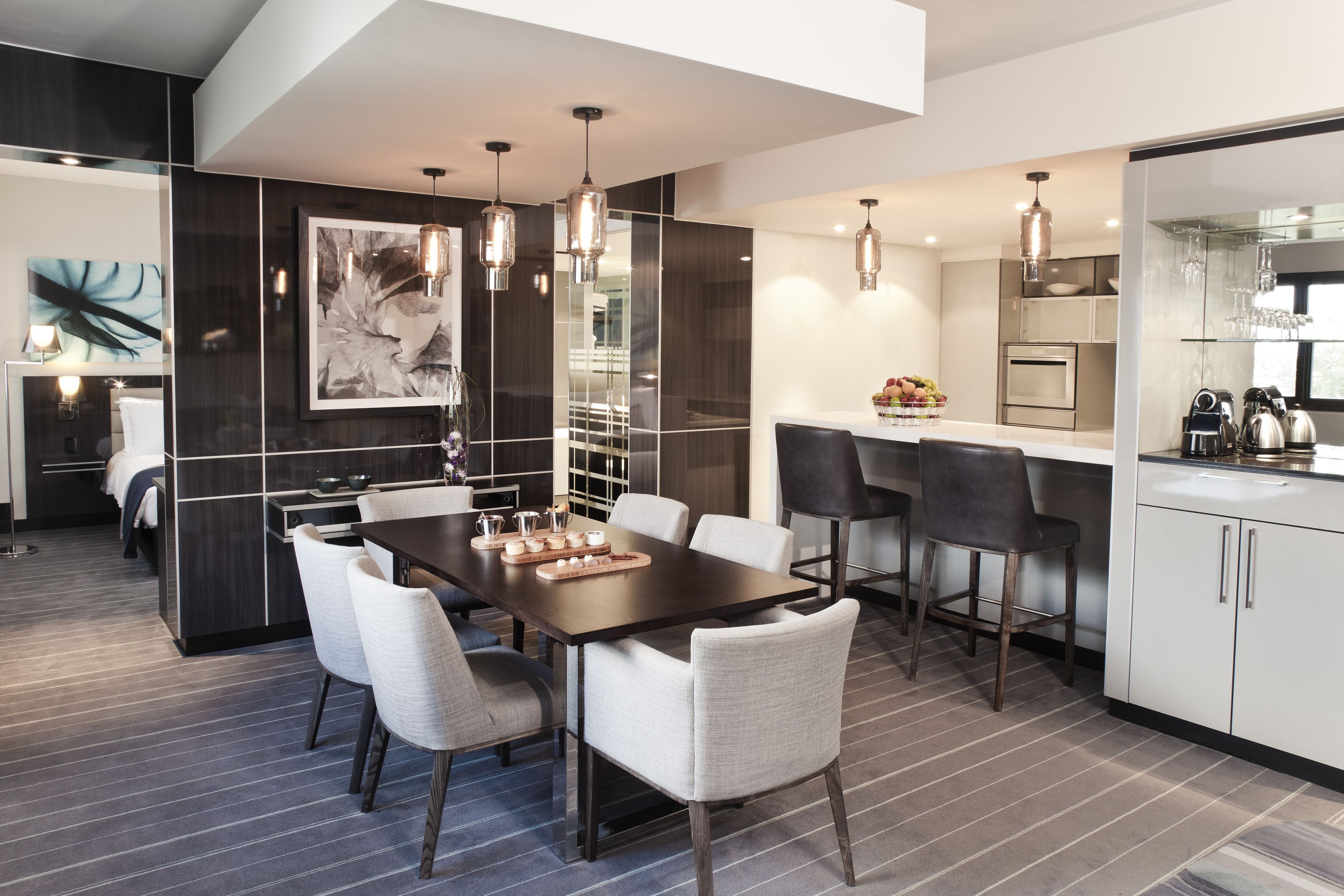 executive suite, 1 king bed | in-room dining