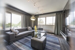 Executive suite, 1 kingsize bed | Woonkamer | Een 40-inch lcd-televisie met satellietzenders en televisie