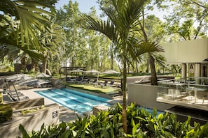 Piscine extérieure, parasols, chaises longues