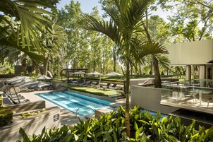 Utendørsbasseng, bassengparasoller og solsenger