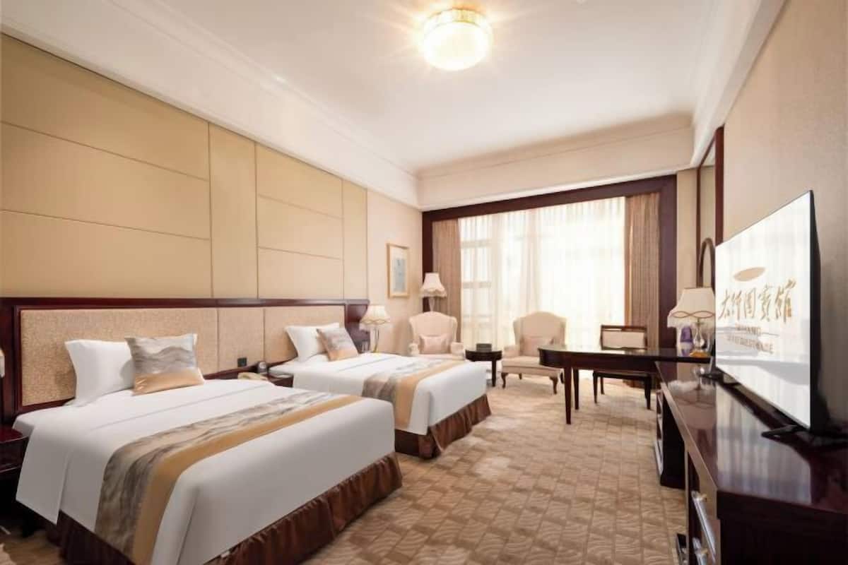 Minibar, in-room safe, alarm clocks