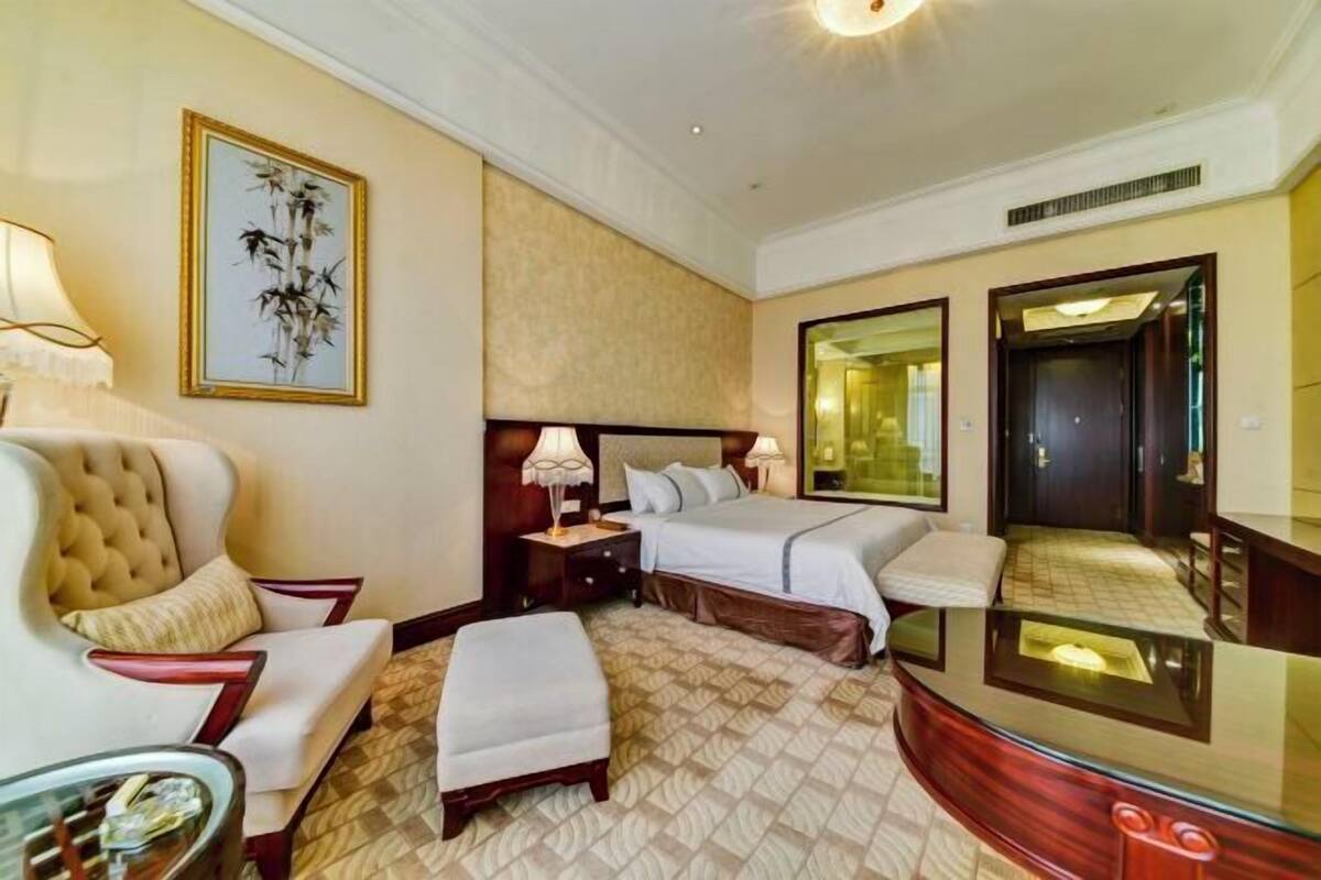 Minibar, in-room safe, alarm clocks