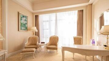 Minibar, in-room safe, alarm clocks