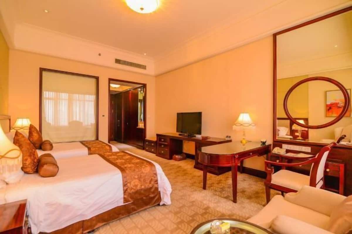 Minibar, in-room safe, alarm clocks