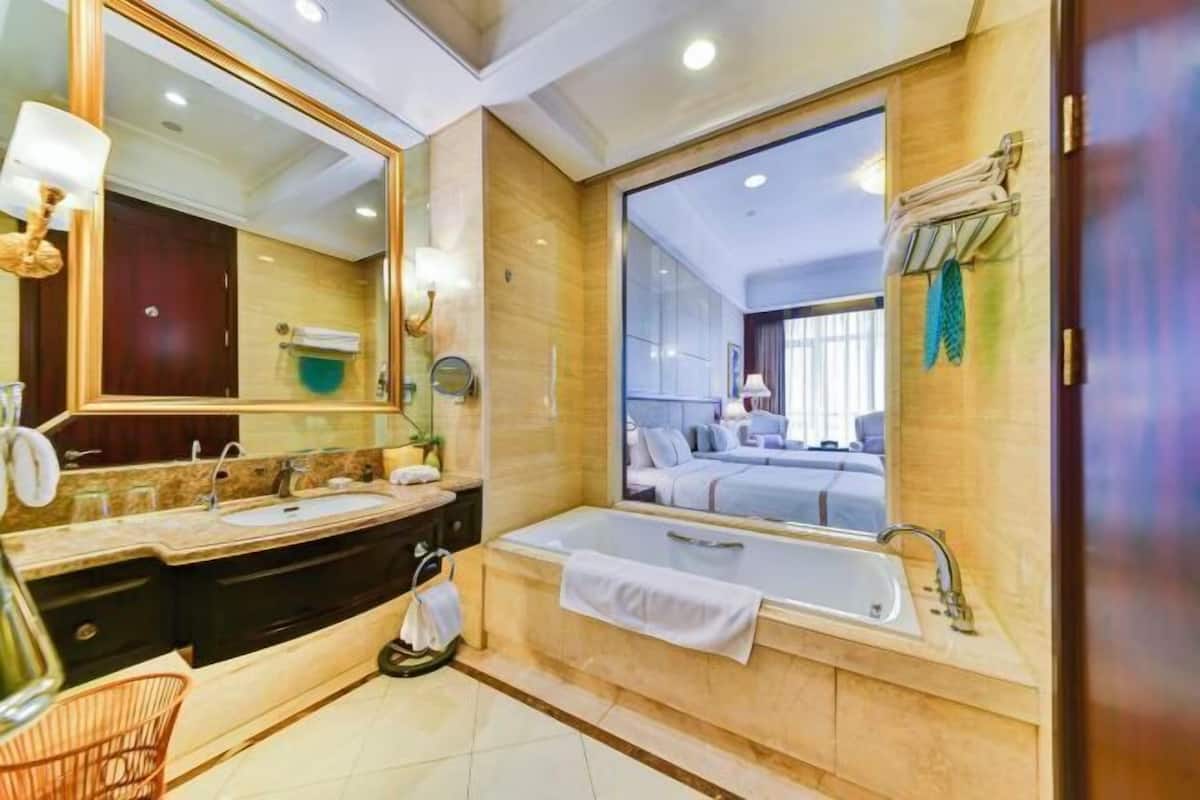 Minibar, in-room safe, alarm clocks