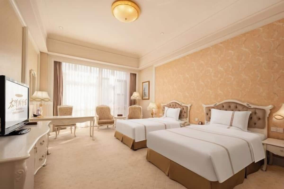 Minibar, in-room safe, alarm clocks