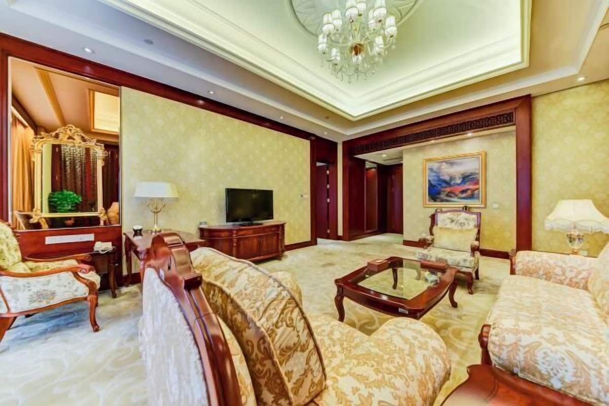 Minibar, in-room safe, alarm clocks