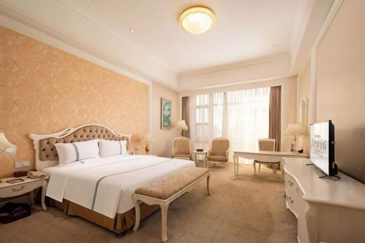 Minibar, in-room safe, alarm clocks