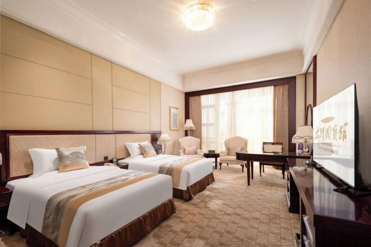 Minibar, safe på rommet og vekkerklokke