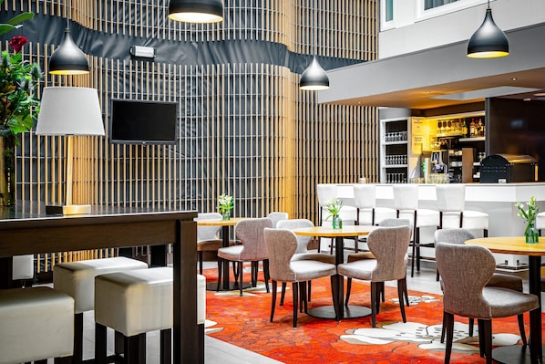A modern interior with a dining area, bar, and seating arrangement. - Holiday Inn Express The Hague - Parliament by IHG (The Hague)
