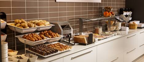 Ein Buffet mit verschiedenen Backwaren und Frühstücksangeboten.