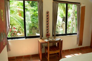 客房, 花園景觀 (with kitchenette) | 迷你吧、客房內保險箱、免費無線上網、床單