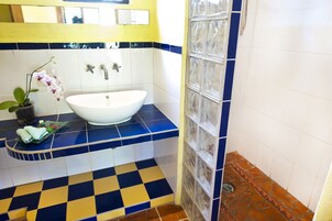 Bungalow, kjøkken | Vask på badet