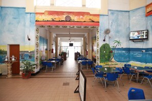 2 间餐厅，供应午餐，非洲菜