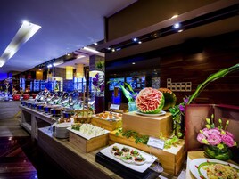 供應早餐、午餐及晚餐