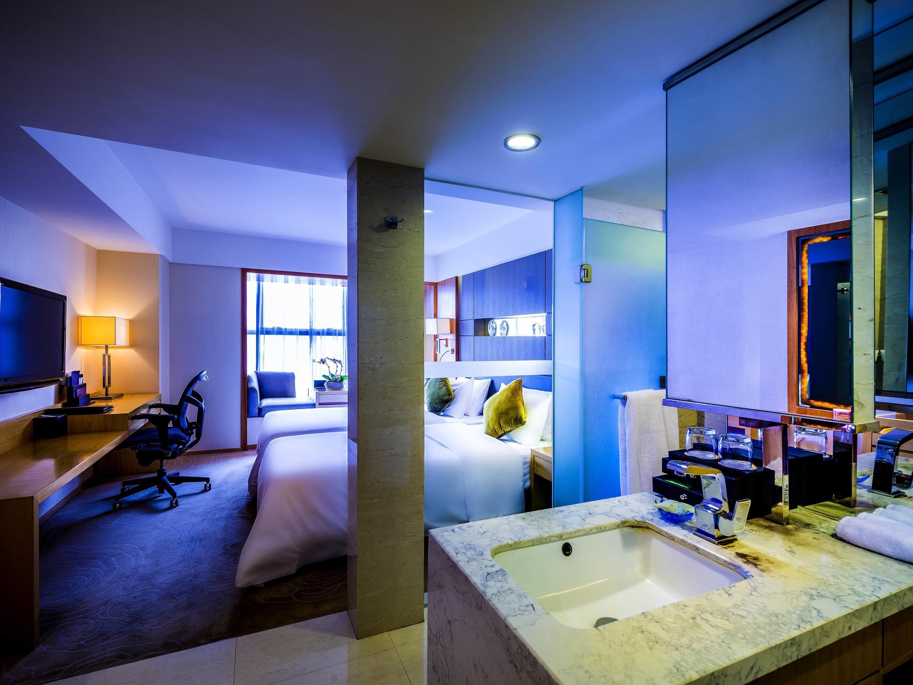 Quarto superior, 2 camas de solteiro | Frigobar, cofres nos quartos, escrivaninha