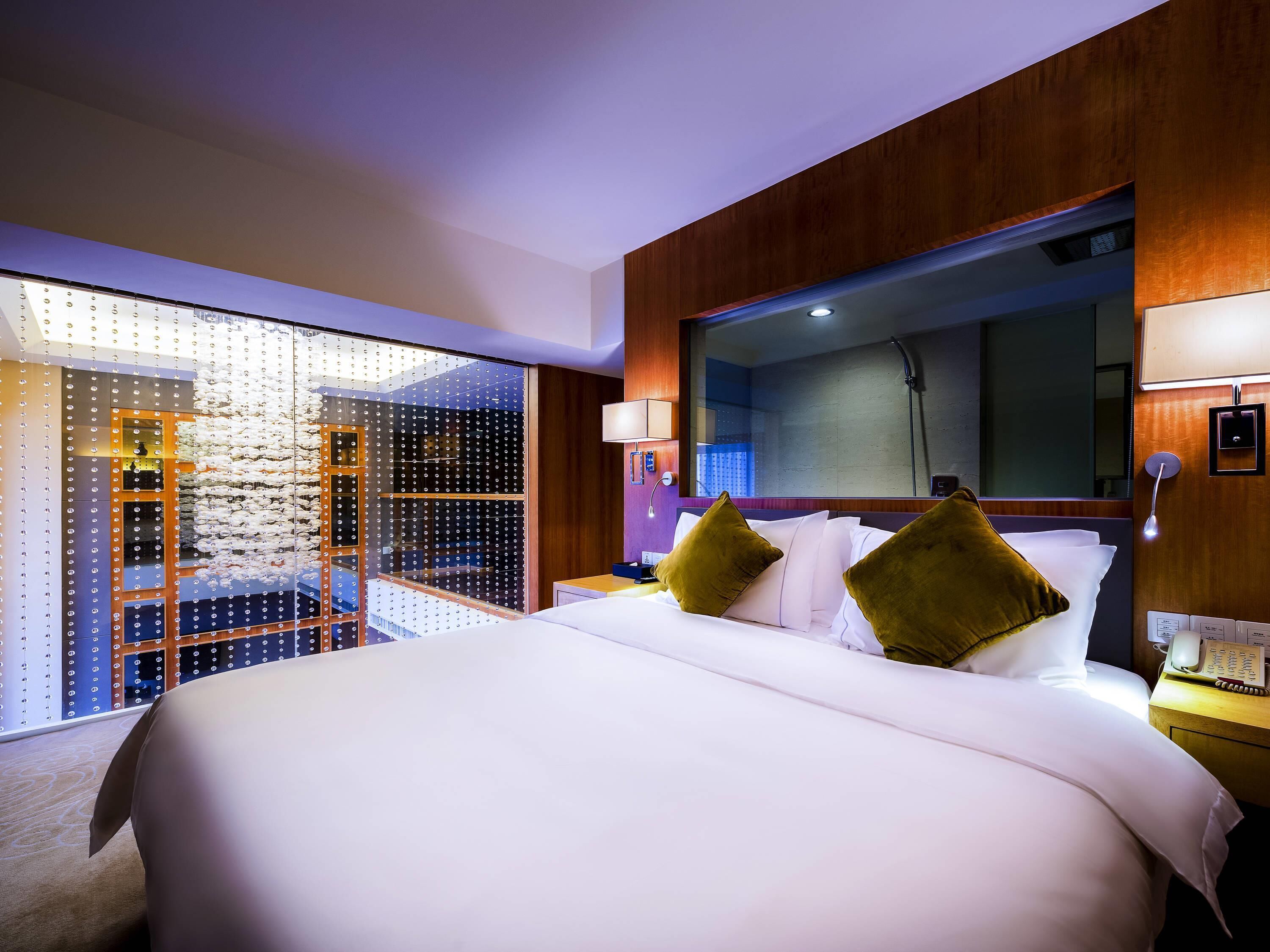 Minibar, värdeförvaringsskåp på rummet och skrivbord