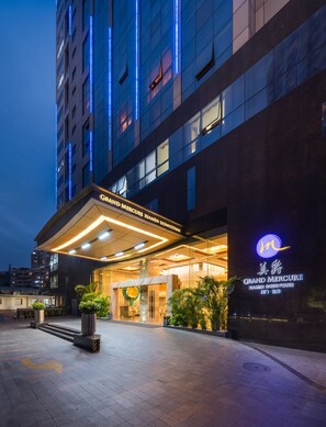 Fachada de la propiedad por la tarde o noche