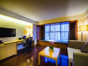 Minibar, coffres-forts dans les chambres, bureau