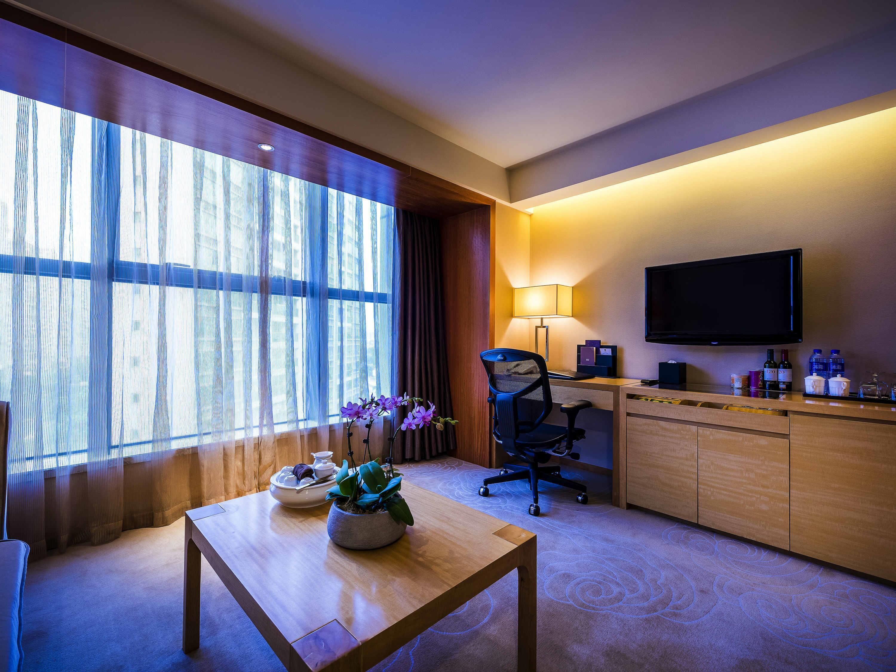 Suite Deluxe, 2 camas individuales | Minibar, caja fuerte, escritorio y espacio para trabajar con un portátil