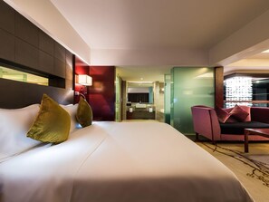 Minibar, in-room safe, desk, laptop workspace - Grand Mercure Xiamen Downtown (Xiamen)