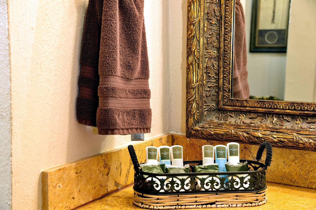 combined shower/bathtub, rainfall showerhead, free toiletries