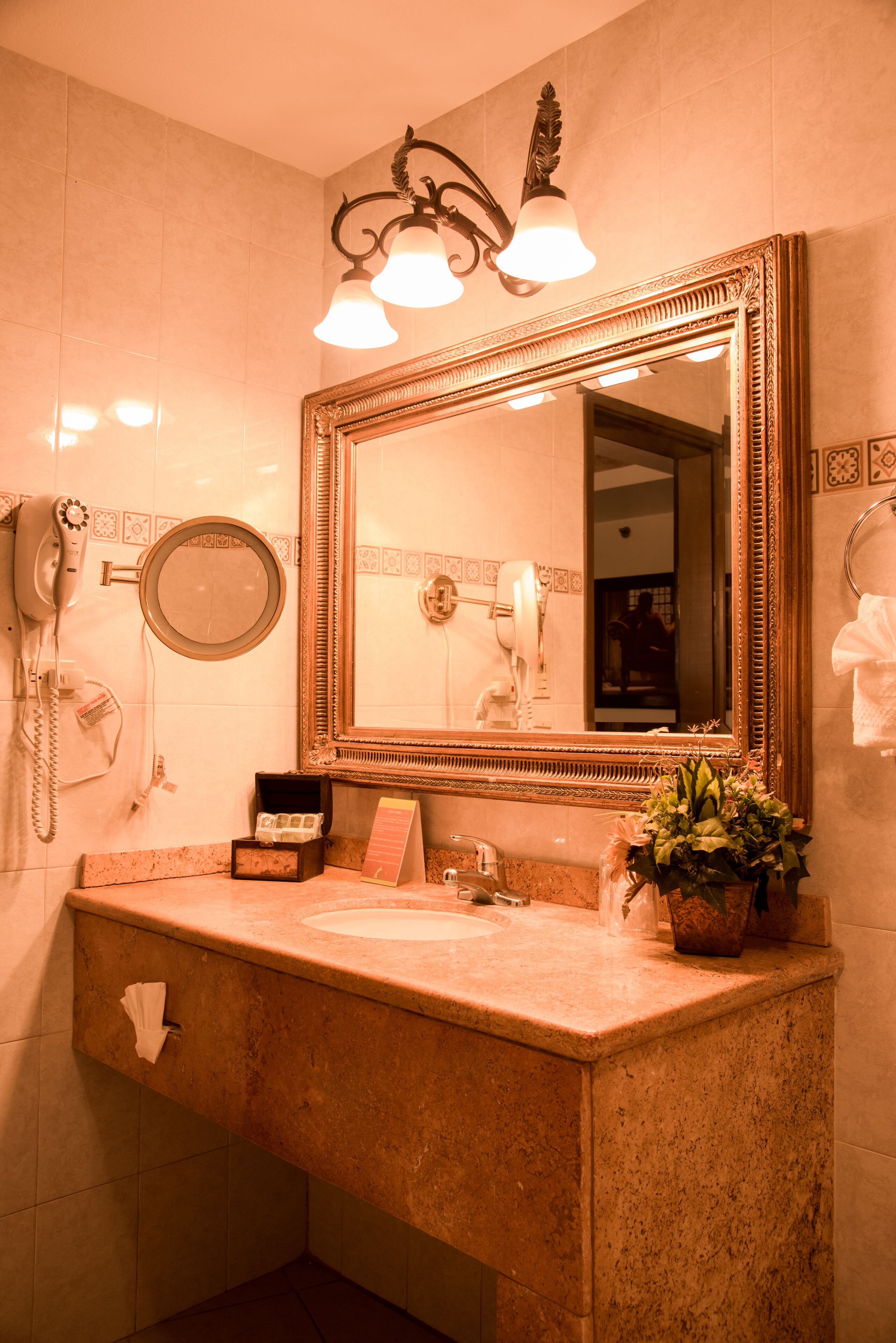 combined shower/bathtub, rainfall showerhead, free toiletries