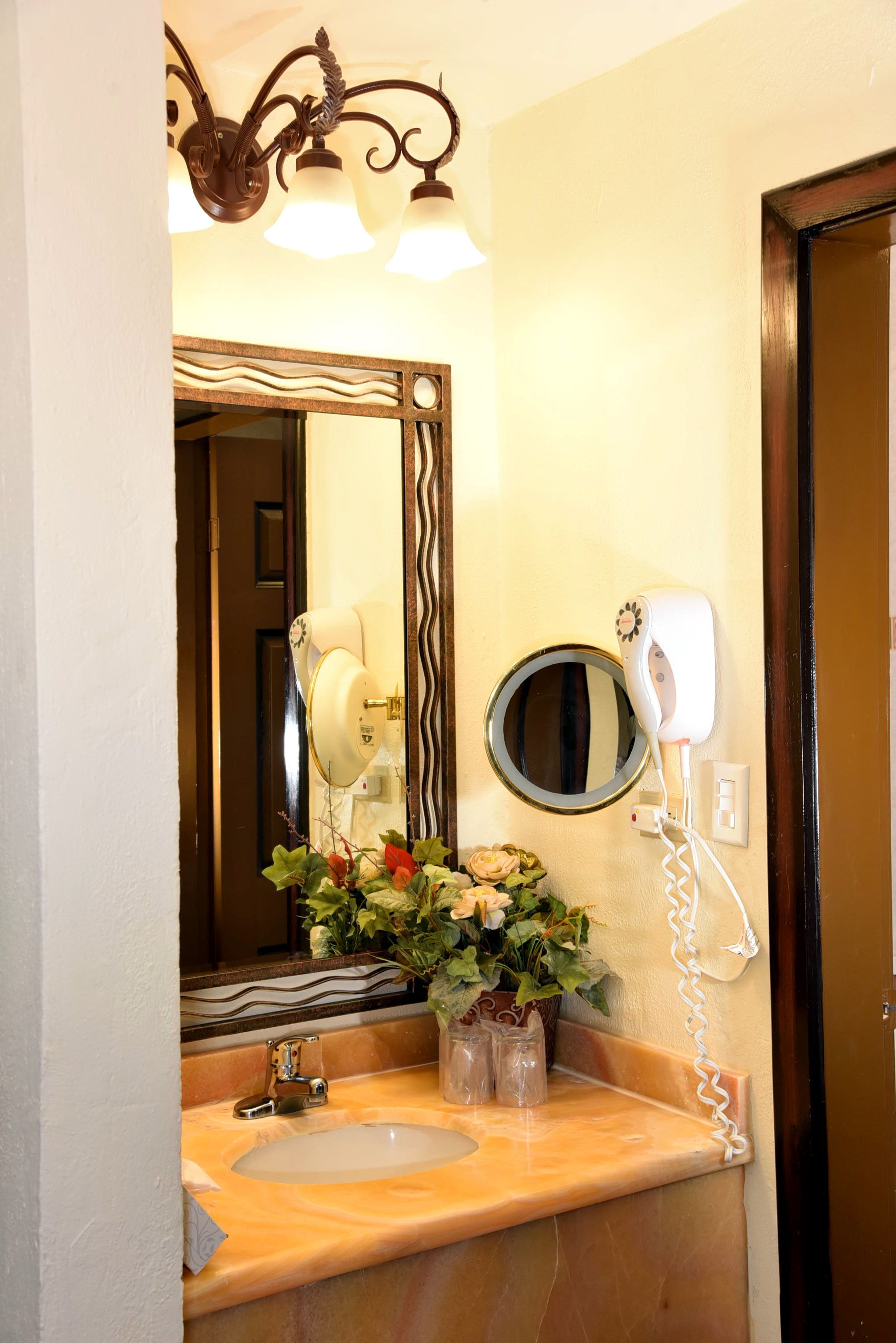 combined shower/bathtub, rainfall showerhead, free toiletries