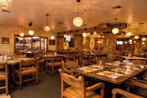 Breakfast, lunch, dinner served; Mexican cuisine  - Hotel Maria Bonita Consulado Americano (Ciudad Juárez)