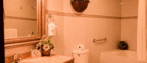 Un baño con lavabo, inodoro y bañera.