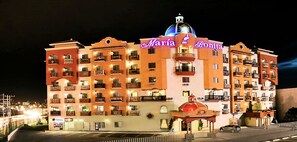 Un hôtel à plusieurs étages, doté de balcons et surmonté d’un dôme central, et qui porte le nom de « Maria & Bonita ».