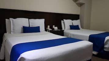 Standard Double Room, 2 Katil Kelamin (Double) | Peralatan tempat tidur premium, peti besi dalam bilik, meja 