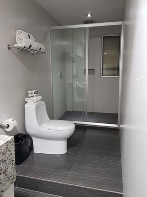 Premium Suite, Multiple Beds | Bathroom | Shower, hair dryer, towels - Hotel Principado Tijuana Zona Aeropuerto (Tijuana)