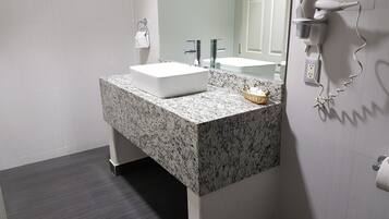 Premium-suite - flere senge | Badeværelse | Bruser, hårtørrer, håndklæder